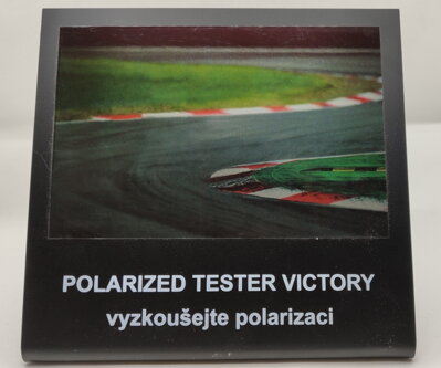 Test na polarizační brýle  -  motiv závodní dráha